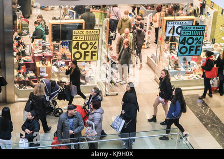 Londra, Regno Unito. 24 nov, 2017. grandi folle di cacciatori di affare al Westfield Shopping Centre in Stratford come negozi offrono sconti e a ridurre i prezzi sul venerdì nero fine settimana credito: amer ghazzal/alamy live news Foto Stock