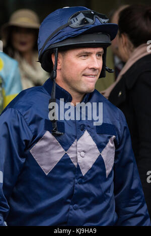 Ascot, Regno Unito. 24 Nov 2017. Michael Owen, ex calciatore internazionale di Liverpool, Real Madrid, Newcastle United, Manchester United, Stoke City e England, si prepara a partecipare alla Charity Race durante il Prince’s Countryside Fund Raceday presso l’ippodromo di Ascot. Il Fondo di Campagna del Principe fu fondato dal Principe di Galles nel 2010. Credit: Mark Kerrison/Alamy Live News Foto Stock