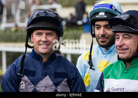 Ascot, Regno Unito. 24 Nov 2017. Michael Owen, ex calciatore internazionale di Liverpool, Real Madrid, Newcastle United, Manchester United, Stoke City e England, si prepara a partecipare alla Charity Race durante il Prince’s Countryside Fund Raceday presso l’ippodromo di Ascot. Il Fondo di Campagna del Principe fu fondato dal Principe di Galles nel 2010. Credit: Mark Kerrison/Alamy Live News Foto Stock