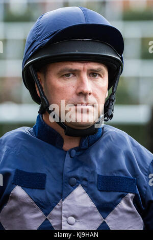 Ascot, Regno Unito. 24 Nov 2017. Michael Owen, ex calciatore internazionale di Liverpool, Real Madrid, Newcastle United, Manchester United, Stoke City e England, si prepara a partecipare alla Charity Race durante il Prince’s Countryside Fund Raceday presso l’ippodromo di Ascot. Il Fondo di Campagna del Principe fu fondato dal Principe di Galles nel 2010. Credit: Mark Kerrison/Alamy Live News Foto Stock