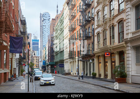 Soho strada vuota con ghisa edifici di New York. Il nome del quartiere proviene dal Sud di Houston Street. Foto Stock