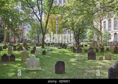 Chiesa della Trinità cimitero con erba verde in una giornata di sole in New York Foto Stock