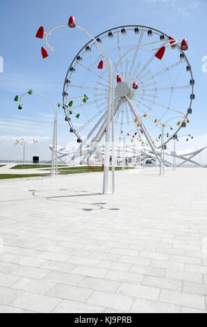 La Baku ruota panoramica Ferris è un 60-metro-alta ruota panoramica Ferris situato nella capitale dell'Azerbaigian, nella città di Baku, nel nuovo formato tabloid e in parte della marina Foto Stock