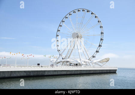 La Baku ruota panoramica Ferris è un 60-metro-alta ruota panoramica Ferris situato nella capitale dell'Azerbaigian, nella città di Baku, nel nuovo formato tabloid e in parte della marina Foto Stock