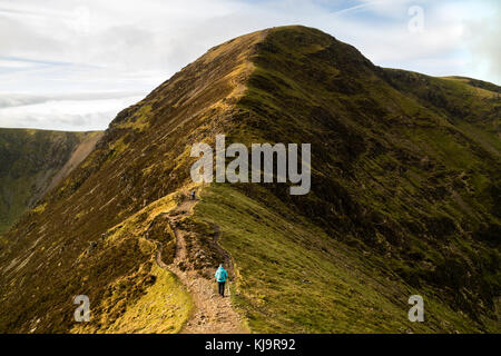 Gli scuotipaglia in direzione colle roccioso dalla montagna di vela, Lake District, Cumbria, Regno Unito Foto Stock