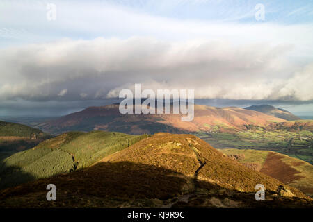 La gamma di Skiddaw e Blencathra visto dalla grandine come percorso su Grisedale Pike come pioggia e Sweep Cloud da ovest, Lake District, Cumbria, Regno Unito Foto Stock