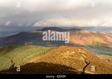 La gamma di Skiddaw visto dalla grandine come percorso su Grisedale Pike come pioggia e Sweep Cloud da ovest, Lake District, Cumbria, Regno Unito Foto Stock