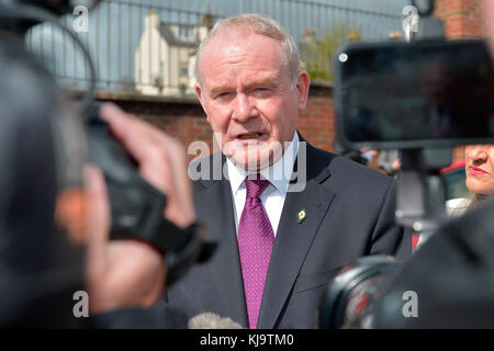 Martin McGuinness di Sinn Fein fuori da una stazione elettorale a Londonderry nel maggio 2016. ©George Sweeney /Alamy Foto Stock