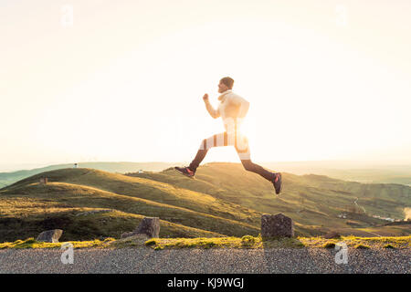 Uomo in outdoor correre e saltare Foto Stock