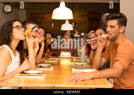 La grande famiglia festeggiare il compleanno del nonno Foto Stock