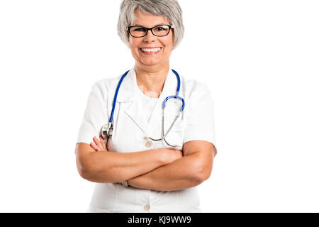 Felice vecchio medico donna con mani giunte, isolato su bianco Foto Stock