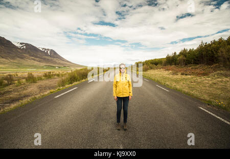 Outddor ritratto di una donna nel mezzo di una bellissima strada Foto Stock