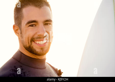 Outdoor ritratto di un bel giovane surfist sorridente Foto Stock