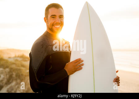 Outdoor ritratto di un bel giovane surfist sorridente Foto Stock