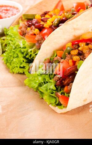 Taco panini sul tavolo. Il fuoco selettivo sulla parte anteriore taco Foto Stock