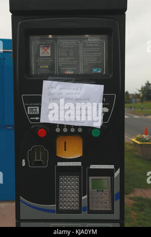 Un cartello scritto a mano su un parcheggio macchina a pagamento indicante che è fuori ordine - presso il nhs royal shrewsbury hospital Foto Stock