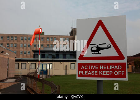 Un segno accanto all'elipad d'nhs royal shrewsbury hospital, un ospedale di insegnamento Foto Stock