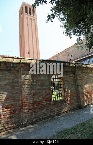 Il campanile della chiesa di sant'elena a Venezia Italia e un antico muro in mattoni Foto Stock