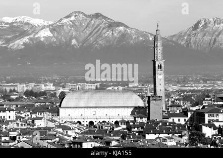 Inverno vista panoramica della città di Vicenza in Italia e il più famoso monumento chiamato basilica Palladiana e effetto bianco e nero Foto Stock