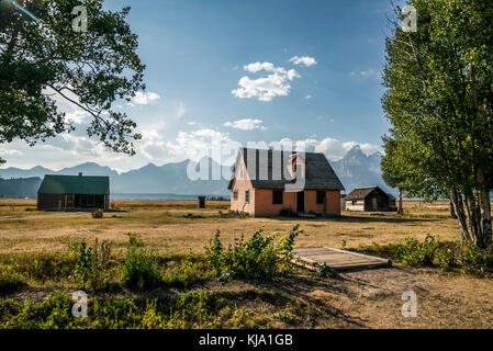 Abbandonato homestead a mormon fila su Antelope Flats affacciato sul parco nazionale di Grand Teton. casa rosa ex casa di John & bartha moulton Foto Stock