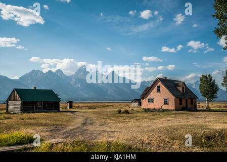 Abbandonato homestead a mormon fila su Antelope Flats affacciato sul parco nazionale di Grand Teton. casa rosa ex casa di John & bartha moulton Foto Stock