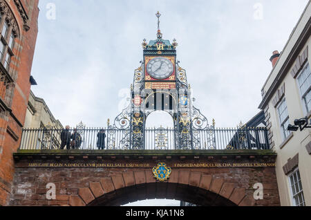 Vittoriano orologio della torretta costruita sopra un arco georgiano su Eastgate Street nella città storica di Chester e elencato come un punto di riferimento storico. Foto Stock