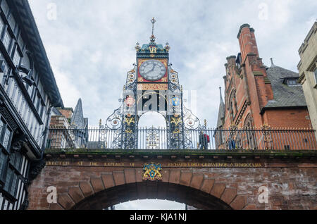 Vittoriano orologio della torretta costruita sopra un arco georgiano su Eastgate Street nella città storica di Chester e elencato come un punto di riferimento storico. Foto Stock