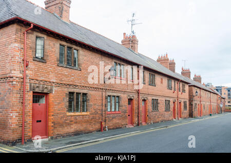Fila di mattoni rossi lavoratori cottage costruito da Chester Cottage Miglioramento Azienda nel priorato posto, Chester, Regno Unito Foto Stock