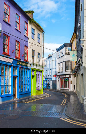 Facciate colorate di case sulle strette strade della città vecchia. Kinsale, Irlanda Foto Stock