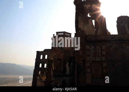 Jammu, India. Xxi nov, 2017. mubarakh mandi palace è costruito oltre 150 anni proprietà reale per i monarchi della dogra impero. Fu il primo luogo dell'impero fino al 1925, fino a quando il raja hari singh spostato ad Hari Niwas Palace situato nella città di Jammu. Una parte di questo edificio, chiamato gol ghar, è in uno stato di rovina ora a causa di un terremoto. Altre attrazioni includono la sala rosa che ora è stato trasformato in un museo avente vari dipinti in miniatura e un placcato oro arco e frecce dell'imperatore Shah Jahan. Credito: shilpa thakur/Pacific press/alamy live news Foto Stock