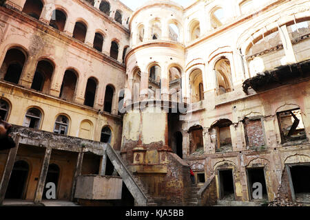 Jammu, India. Xxi nov, 2017. mubarakh mandi palace è costruito oltre 150 anni proprietà reale per i monarchi della dogra impero. Fu il primo luogo dell'impero fino al 1925, fino a quando il raja hari singh spostato ad Hari Niwas Palace situato nella città di Jammu. Una parte di questo edificio, chiamato gol ghar, è in uno stato di rovina ora a causa di un terremoto. Altre attrazioni includono la sala rosa che ora è stato trasformato in un museo avente vari dipinti in miniatura e un placcato oro arco e frecce dell'imperatore Shah Jahan. Credito: shilpa thakur/Pacific press/alamy live news Foto Stock