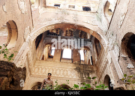 Jammu, India. Xxi nov, 2017. mubarakh mandi palace è costruito oltre 150 anni proprietà reale per i monarchi della dogra impero. Fu il primo luogo dell'impero fino al 1925, fino a quando il raja hari singh spostato ad Hari Niwas Palace situato nella città di Jammu. Una parte di questo edificio, chiamato gol ghar, è in uno stato di rovina ora a causa di un terremoto. Altre attrazioni includono la sala rosa che ora è stato trasformato in un museo avente vari dipinti in miniatura e un placcato oro arco e frecce dell'imperatore Shah Jahan. Credito: shilpa thakur/Pacific press/alamy live news Foto Stock