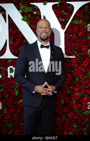 NEW YORK, NY - GIUGNO 12: Common partecipa al 70° Tony Awards annuale al Beacon Theatre il 12 giugno 2016 a New York City. Persone: Comune Foto Stock