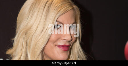 NEW YORK, NY - luglio: Tori Spelling partecipa alla proiezione di The Lifetime, Sony Pictures Television and Vulture host della versione rinnovata di James Franco di "Mother May i Sleep with Danger?" Al Crosby Street Theater il 7 giugno 2016 a New York. Persone: Tori Spelling Foto Stock