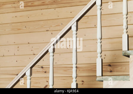 Bianco, balaustre di scale Ringhiere. vuota casa in legno interno Foto Stock