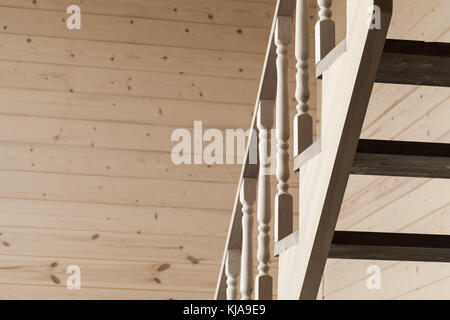 Ringhiere di scale Ringhiere. vuota casa in legno interno Foto Stock