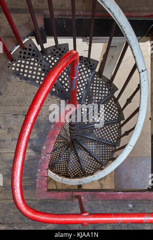 La scala a chiocciola è vista dal di sopra. Il Farmiloe Building, Londra, Regno Unito. Architetto: Lewis Henry Isaacs , 1886. Foto Stock