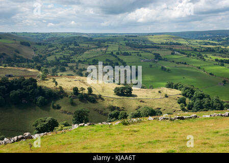 Bella vista dalla collina wolfscote vicino a Hartington in bianco area di picco del Peak District, Derbyshire, in Inghilterra. Foto Stock