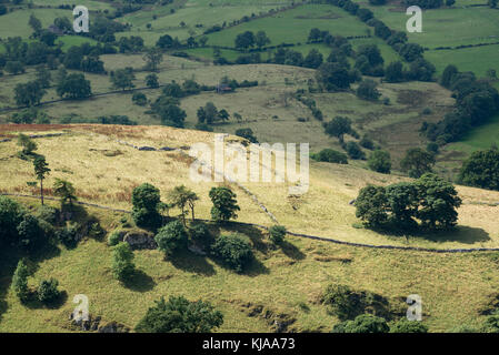 Vista della campagna sottostante wolfscote collina vicino a Hartington, Derbyshire, in Inghilterra. Foto Stock