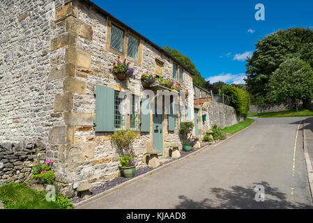 Antico casolare nel villaggio di Hartington, Peak District, Derbyshire, in Inghilterra. Foto Stock