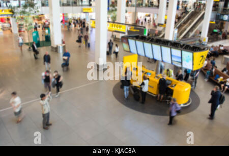 Sfondo sfocato,traveler al terminal partenze check-in in aeroporto. Foto Stock