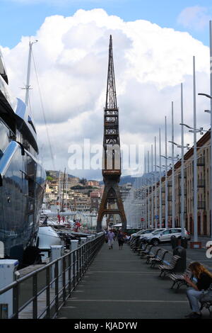 Gru cargo fuori uso, come decorazione nel vecchio porto di Genova, Itaaly. Foto Stock