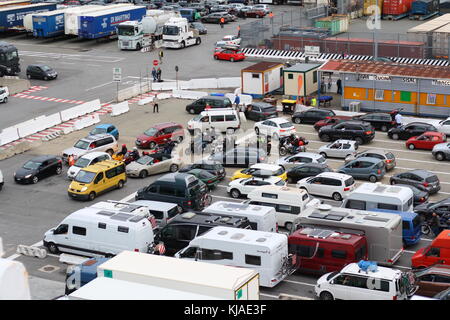 Molte automobili, minibus e camper in attesa in linea per ottenere sulla nave traghetto nel porto di Genova. Foto Stock