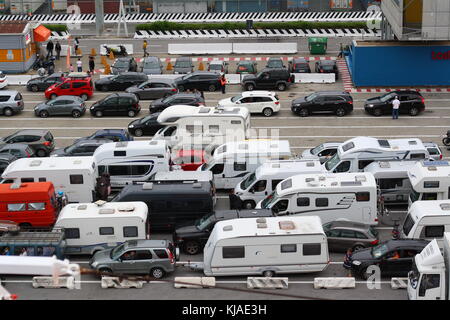 Molte automobili, minibus e camper in attesa in linea per ottenere sulla nave traghetto nel porto di Genova. Foto Stock