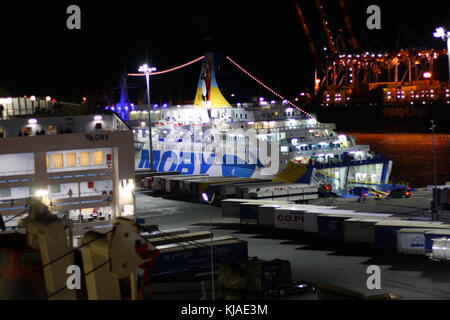 Un gigantesco traghetto moby Lines nel porto di Genova, in Italia, di notte, pronto a salpare verso l'acqua di mare aperto. Foto Stock