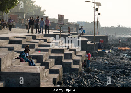 La gente camminare lungo la passeggiata bandstand a Bandra, Mumbai Foto Stock