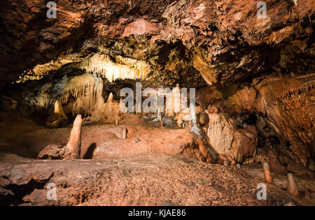 Stalagmite e stalattite nelle grotte preistoriche delle Kent Caverns nel Devon. Foto Stock