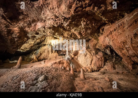 Stalagmite e stalattite nelle grotte preistoriche delle Kent Caverns nel Devon. Foto Stock