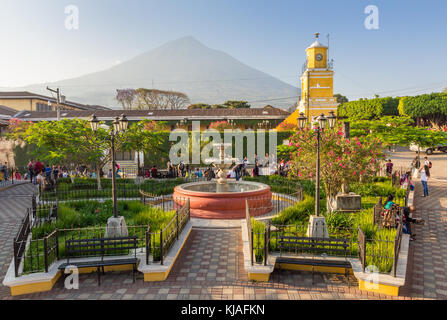 Torre del municipio sulla piazza principale con vista sul vulcano Agua sullo sfondo | Ciudad Vieja | Guatemala Foto Stock