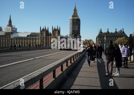 Close-up di pubblica sicurezza anti crash terroism barriere sul Westminster Bridge con accelerazione Londra vigili del fuoco motore passando da. Foto Stock